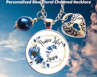 Regalo de Vida de Pionera de los Testigos de Jehová para Hermana: Collar de Recuerdo Personalizado con Dije Floral Azul - Vida de Precursor - Inglés y Español