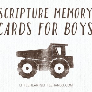 Puede incluir: Cartas de memoria de las Escrituras para niños con una silueta marrón de un camión volquete sobre un fondo blanco. El texto "Scripture Memory Cards for Boys" está impreso en marrón en la parte superior de la imagen. El sitio web "littleheartslittlehands.com" está impreso en marrón en la parte inferior de la imagen.