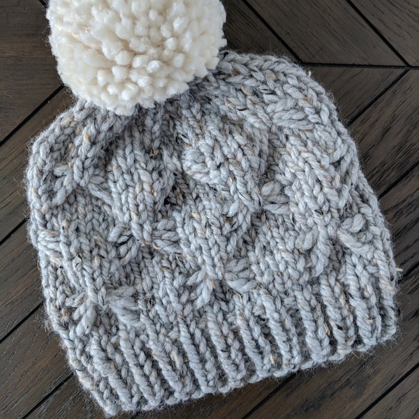 Modello per lavorare a maglia un cappello a maglia grossa con fiocco: filato spesso (download digitale)