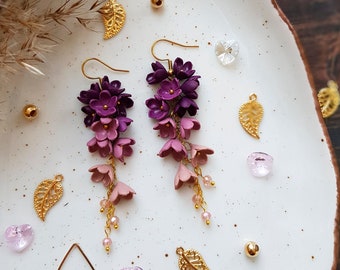 Pendientes de edición limitada, pendientes con temática floral, pendiente largo tipo candelabro, flores delicadas de color violeta intenso, cereza degradada y ombre rosa antiguo