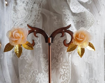 Realistisch transparant goud Rose Brass oorbellen, rozen met gouden glitter, chique statement studs, transparant 3D, plantenliefhebbers handgeschilderd
