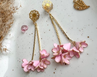 LE Handgemaakte bloesemoorbellen, pastelroze met gouden glitter, bungelende bloemen aan lange kettingen, hangende bloemen, polymeerklei ambachtelijk goud gevuld