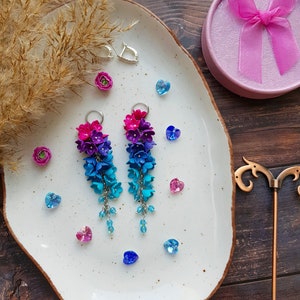 Boucles d'oreilles fleur lustre, longue boucle d'oreille pendante, boucles d'oreilles de demoiselle d'honneur, boucles d'oreilles ombrées, boucles d'oreilles violet fuchsia et bleu, couleurs de l'arc-en-ciel