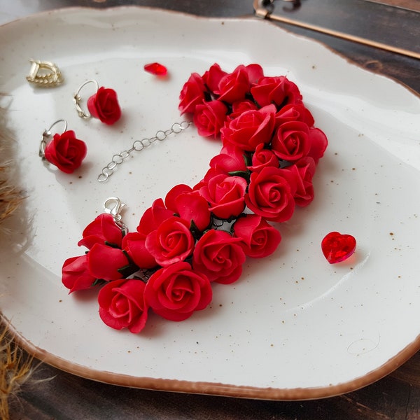 Bracelet avec roses rouges, bracelet rose réaliste, bracelet floral rouge cerise, bracelet romantique, cadeau de petite amie, bijoux de mariage, pour elle