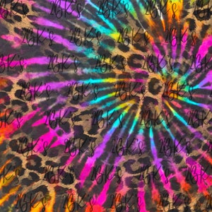 Könnte beinhalten: Ein farbenfrohes Batik-Muster mit einem Leopardenmuster-Hintergrund. Die Farben sind Pink, Blau, Gelb, Orange und Grün. Das Muster ist spiralförmig.