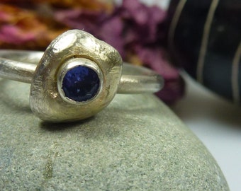 Une bague en argent faite à la main, des pépites d'argent avec une tanzanite bleue. Fabriquée à partir de matériaux issus du commerce équitable, unique, excellente idée cadeau.