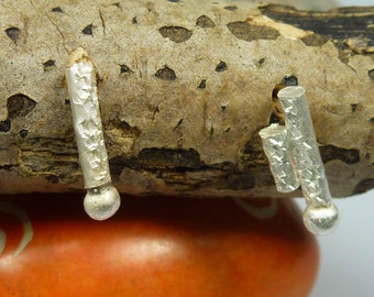 kleine oorknopjes van fairtrade zilver, handgemaakte sieraden, echt uniek, geweldig cadeau-idee. gestructureerd.