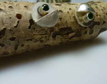 Kleine groene chroomdiopsiet op Fairtrade zilveren oorknopjes, handgemaakt, werkelijk uniek, tijdloos cadeau-idee.