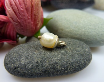 perle de culture comme pendentif de collier, bijoux faits à la main, vraiment unique, petite idée cadeau, délicate,