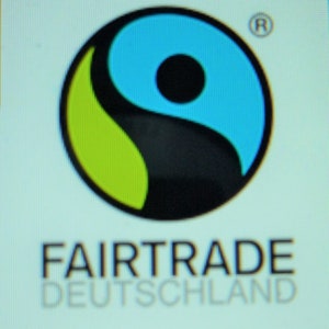 ein fairtrade silberner anhänger, der in form eines tropfens gestaltet ist, zeichnet sich durch seine einzigartigkeit aus.handgearbeitet. Bild 2