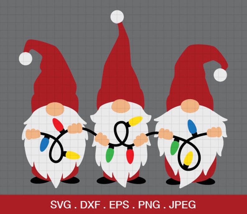 K&ouml;nnte beinhalten: Drei rote Gnome mit wei&szlig;en B&auml;rten und H&uuml;ten halten Lichterketten mit bunten Weihnachtslichtern. Die Gnome stehen nebeneinander.