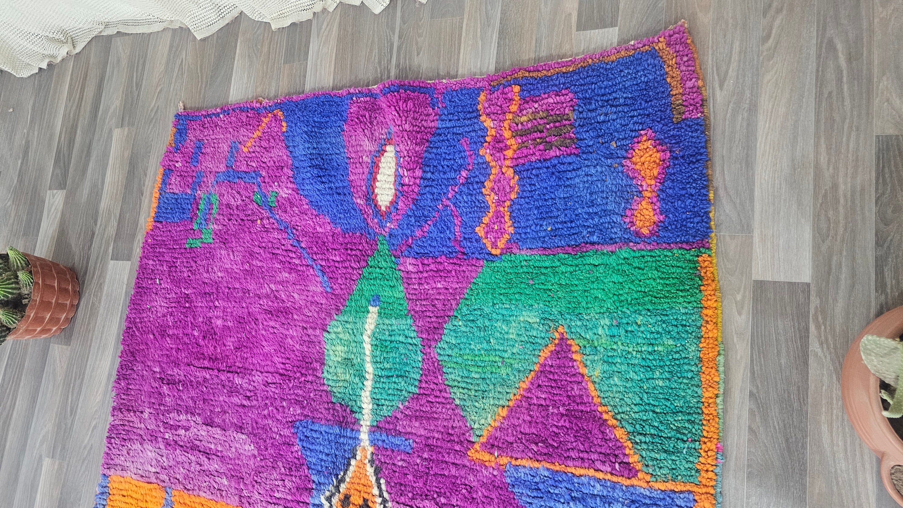 手作りの紫色のウールのモロッコラグ：抽象的なカラフルなエリアラグ