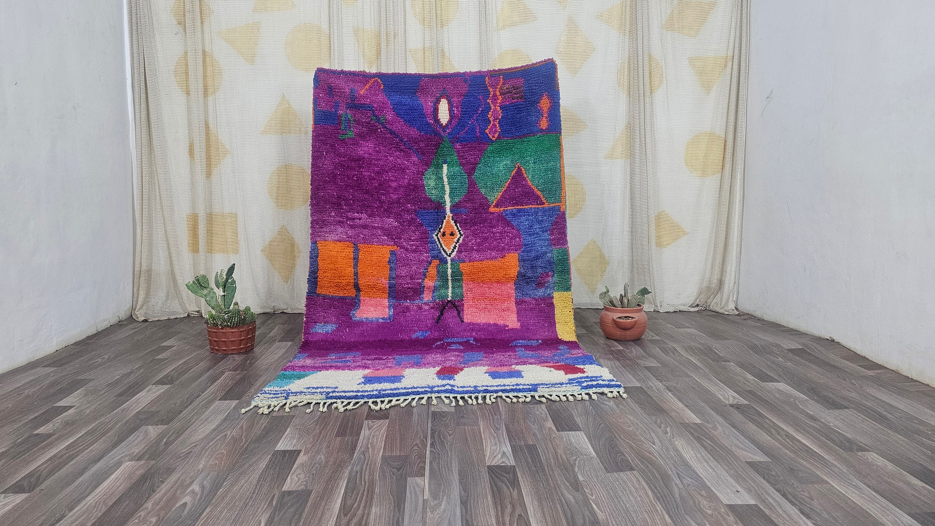 手作りの紫色のウールのモロッコラグ：抽象的なカラフルなエリアラグ