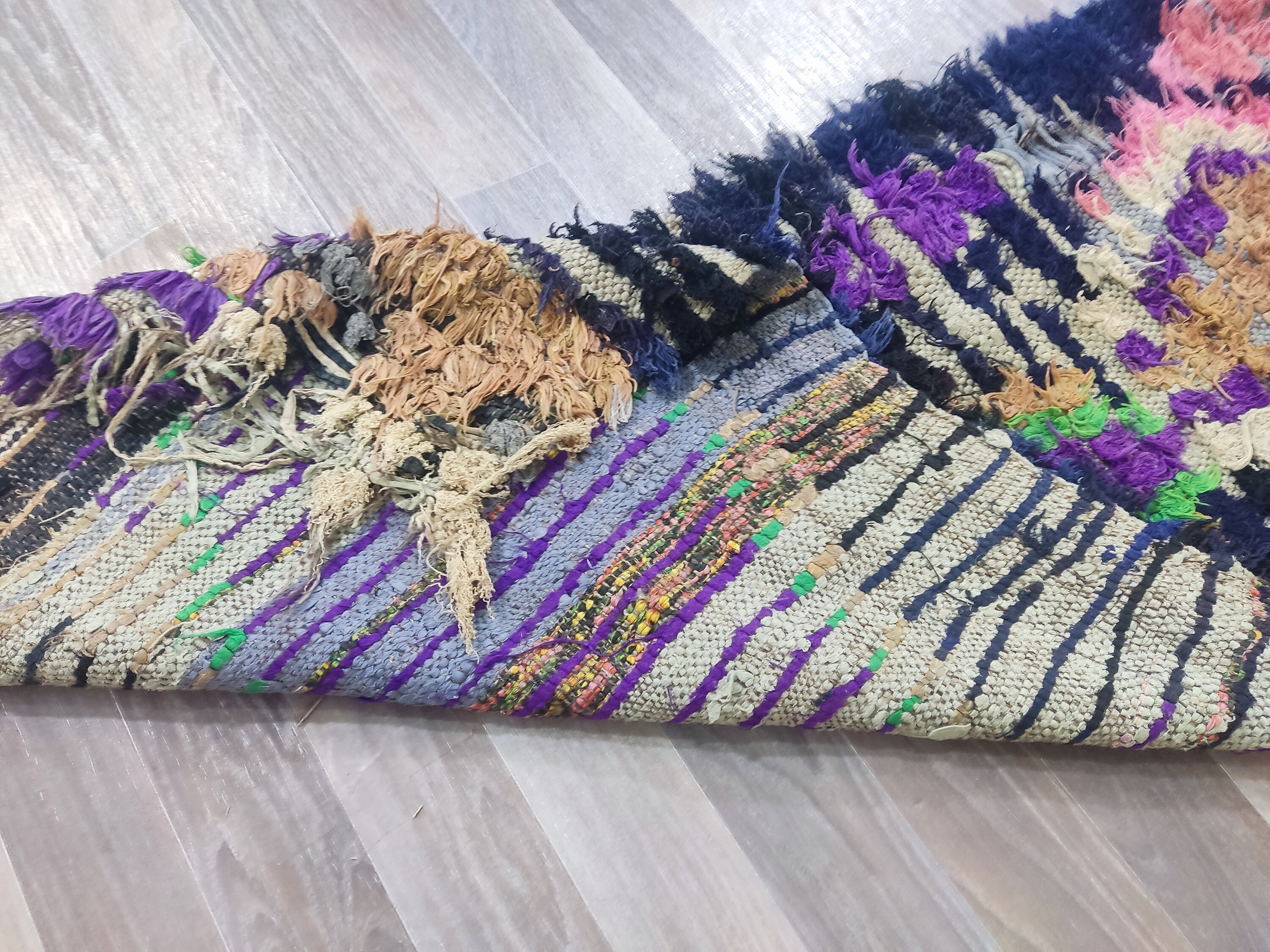 手作りモロッコベルベルランナーラグ：紫色のブジャード廊下用