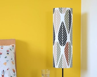 Pantalla de lámpara alta con hojas estilizadas en tela escandinava verde, beige y negra, forma cónica o cilíndrica, hecha a mano por Vivid Shades
