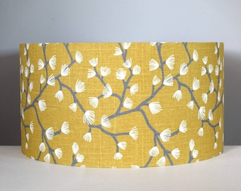 Pantalla de lámpara color mostaza con forma de flor sobre tallo, con opciones de forro dorado, plateado o blanco, para techo o base de lámpara, de 20 a 50 cm de diámetro, hecha a mano por Vivid Shades