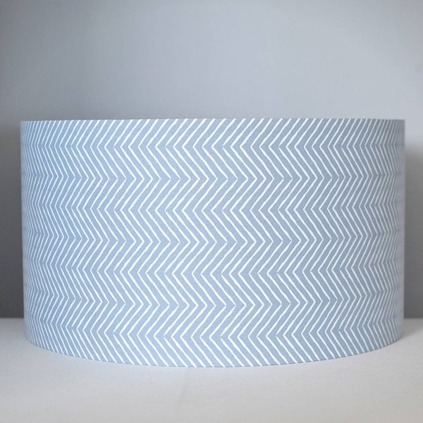 Pantalla geométrica azul claro hecha a mano con tonos vivos, patrón de chevron en zigzag de tela funky, pantalla de luz de tambor estándar o de techo