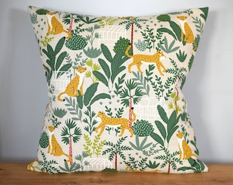 Housse de coussin de jungle léopard, motif de feuilles et de feuillages tropicaux avec zip, tailles carrées de 40cm, 45cm ou 50cm faites à la main par des nuances vives.