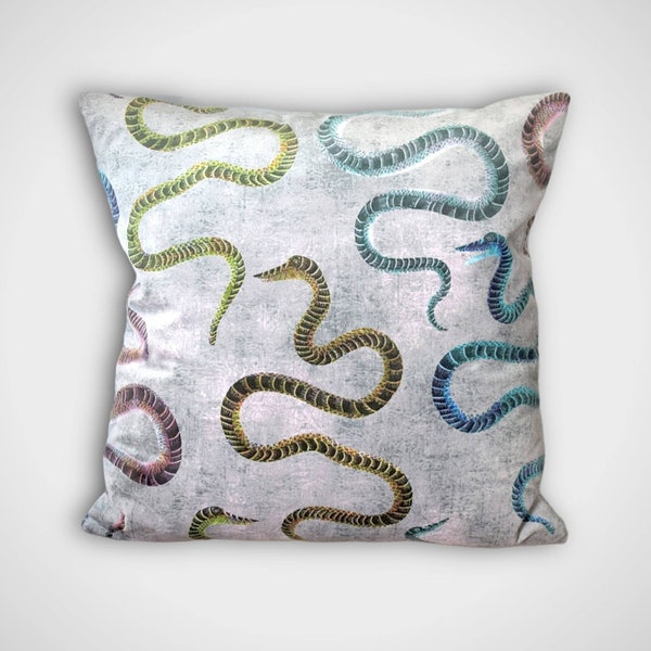 Housse de coussin velours serpent, tissu velours scandinave gris avec fermeture éclair 40cm à 50cm carrés, fait main par Vivid Shades, motif serpent