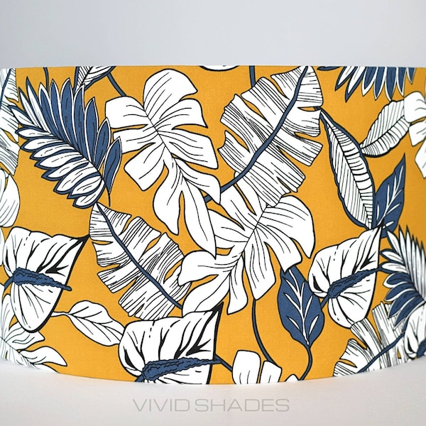 Abat-jour tropical 40cm ou 45cm fait à la main par des nuances vives, tissu jaune moutarde à feuilles bleues blanches botaniques, tambour tiki hawaïen, plafonnier