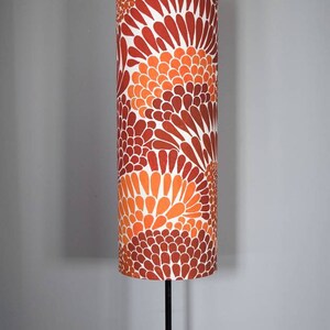 Hoge oranje en rode lampenkap in koraalpatroon Scandinavische stof, conische of cilindrische vorm handgemaakt door Vivid Shades afbeelding 2