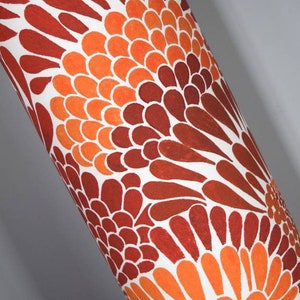Hoge oranje en rode lampenkap in koraalpatroon Scandinavische stof, conische of cilindrische vorm handgemaakt door Vivid Shades afbeelding 3