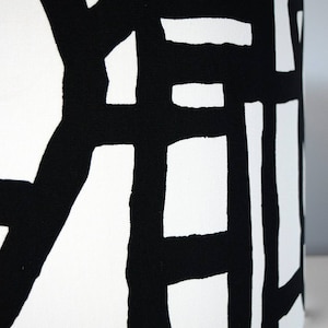 Abat-jour géométrique abstrait monochrome, doublure argentée dorée ou blanche, tissu scandinave à motif scandinave noir et blanc, par Vivid Shades image 3