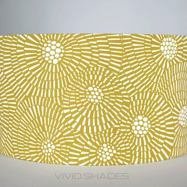 Senf abstrakter Stoff Lampenschirm, gold oder silber gefüttert Option, Scandi Muster 20cm bis 50cm Ø Decken- oder Lampenfuß, handgefertigt von lebhaften Schirmen