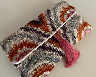 Pochette ikat en velours à motif Kilim - Pochette éclectique en soie et velours ikat fabriquée à la main en Turquie