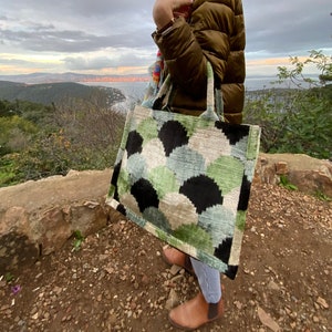 Sac fourre-tout ikat en velours de soie vert sauge - coquillages abstraits multicolores - coquillages verts argentés noirs blancs - cabas livre en jute ikat tissé à la main