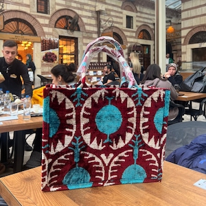 Grand sac fourre-tout en jute velours ikat bleu bordeaux - grand livre boîte grenade avec poignée en toile - sac en jute de tissu ikat de velours tissé à la main