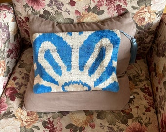 sac à main en velours ikat bleu, pochette en velours ikat, pochette à fermeture éclair, sac à main de voyage de mariage à fermeture éclair, sacs à main de maquillage en velours ikat, trousses de maquillage en soie