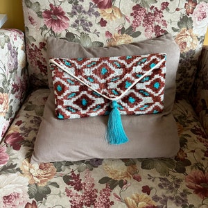 Bolso clutch de sobre de terciopelo Geo Brown - Ocean Blue Dots Bolso de terciopelo de seda ikat uzbeko - Bolso clutch de seda de fiesta de bodas de cuento de hadas