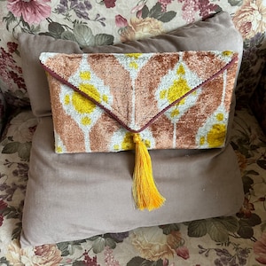 Bolso clutch tipo sobre marrón - Bolso con forma de letra dorada - Embrague de tela de terciopelo de seda ikat uzbeko