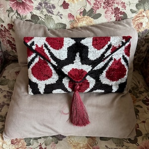 Bolso de mano tipo sobre de trébol rojo negro - Bolso de mano de terciopelo de seda con letra ikat y borla