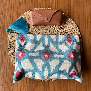 pochette à fermeture éclair bleue, rouge, blanche | Pochette en velours Ikat - Pochette à fermeture éclair pour iPad, cartable, trousse à maquillage, petit sac de voyage, sac à main bohème en soie