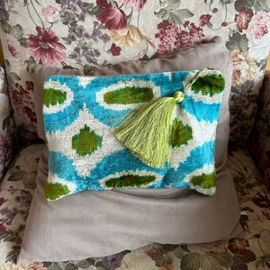 bolso azul verde ikat / bolsa de cremallera ikat de terciopelo de seda con borla / bolso de seda tribal cosido a mano para estilo de vida boho