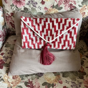 Velvet Red Zig Zag Sobre Clutch Curse - Bolso clutch de terciopelo de seda ikat de diseñador con tasel