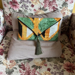 Bolso clutch ikat sobre geo - Bolso de mano con letras de terciopelo de seda en oro verde