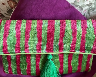 bolso de mano verde esmeralda / rayas rosas sobre bolso de mano de seda ikat verde; bolso de noche de terciopelo de seda