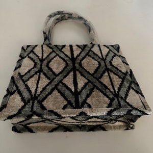 Sac fourre-tout moyen argenté en soie - Sac fourre-tout ikat en velours de jute à partir de tissu ikat en velours tissé à la main