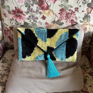 Bolso clutch de despedida de soltera con sobre de terciopelo azul beige - Bolso clutch de terciopelo de seda ikat de puntos negros - Bolso clutch de seda de fiesta de cuento de hadas con letras -