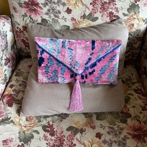 Bolsos clutch Ikat con sobre rosa claro - Bolso clutch de terciopelo de seda azul con forma de letra de diseñador - Bolso clutch de despedida de soltera