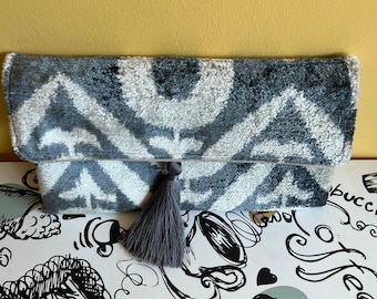 Zilverbeige Ikat Velvet Clutch - Oezbeekse Zijde ikat stoffen tas