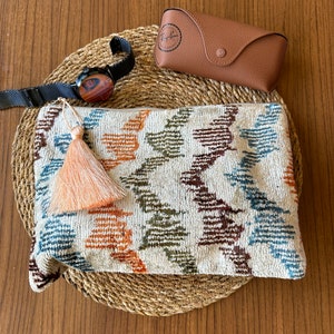Pochette ikat multicolore avec bracelet | Pochette zippée en velours ikat couleur arc-en-ciel pour livres, produits de beauté, ipad