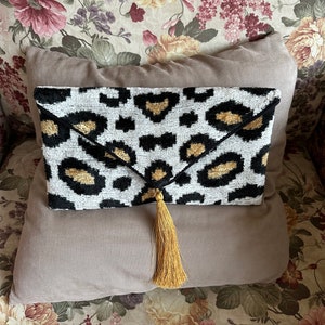 Cartera de mano tipo sobre con estampado de leopardo y lunares negros - Cartera de mano con letras en terciopelo de seda ikat en negro y dorado - Cartera de mano para despedida de soltera