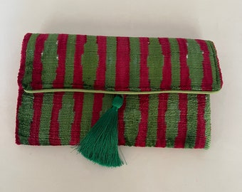 Clutch de terciopelo a rayas Ikat: bolso de noche bohemio verde y rojo