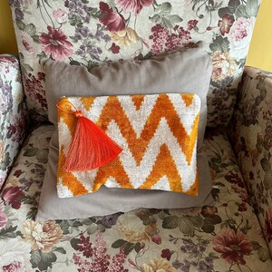 Porte-monnaie en velours orange zigzag | porte-monnaie en velours ikat poignet | Pochette zippée Ikat avec pompon