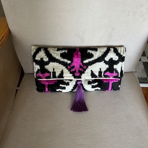 Cartera de mano de ikat rosa oscuro; terciopelo de seda morado y negro; cartera de mano de noche vibrante para fiestas de bodas