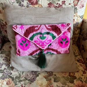 Monedero de embrague de sobre de terciopelo rosa - Bolso de terciopelo de seda uzbeko ikat con forma de letra con borla